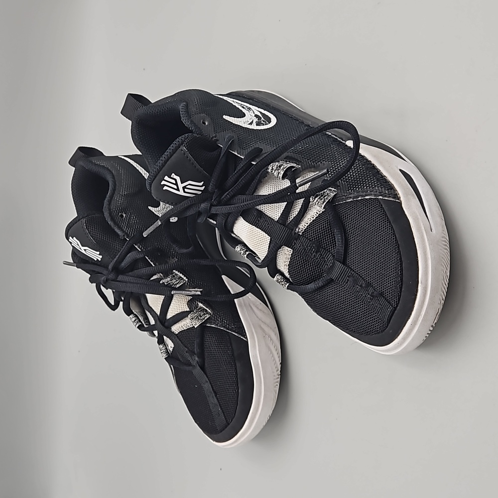 Nike Kyrie Flytrap 6 Black White Basketball Shoes Sneakers Boy 5 Y Women 6.5
